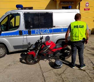 Policjanci z Sulejowa odzyskali skradziony motorower ZDJĘCIA