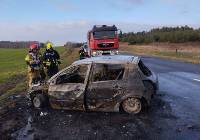 Pożar auta na drodze między Rzeczycą a Trzęsowem w gminie Grębocice. Samochód spłonął
