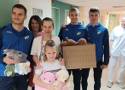 Piłkarze KKS odwiedzili pacjentów kaliskiego szpitala. ZDJĘCIA