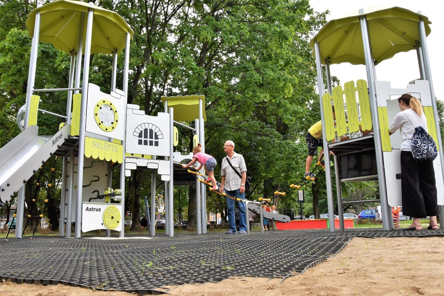 Nowy plac zabaw w Opolu powstał na terenie u zbiegu ulic Pułaskiego i Waryńskiego