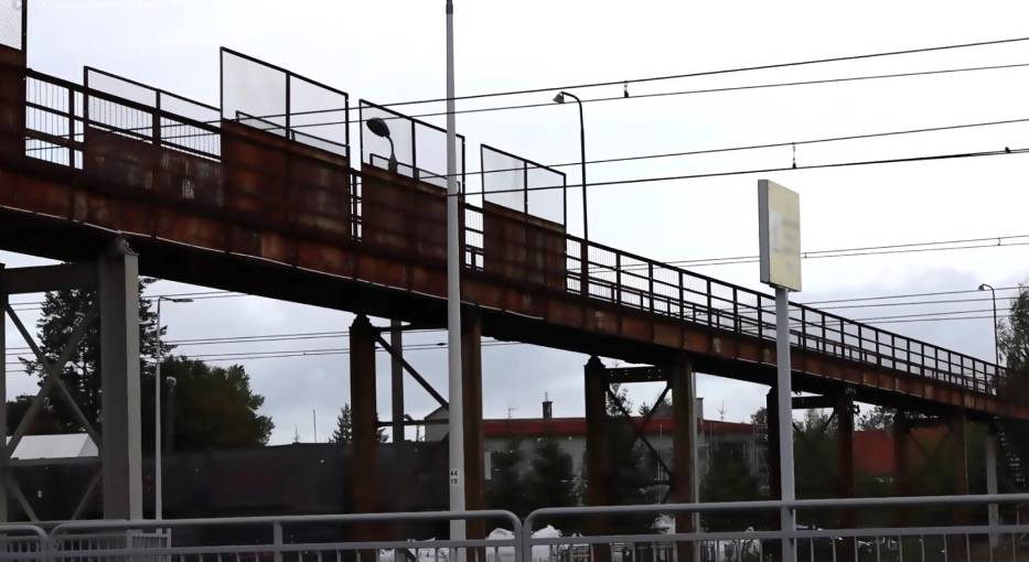 Burmistrz Morąga wzywany do zakończenia sporu w sprawie kładki kolejowej