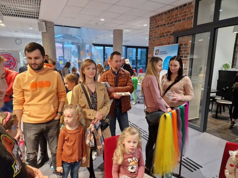 Festyn dla Hani Witomskiej w Lesznie. Dzieci opanowały bibliotekę