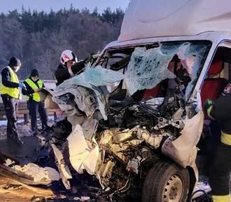 Śmiertelny wypadek na Dolnym Śląsku. Bus zderzył się z piaskarką, został zmiażdżony