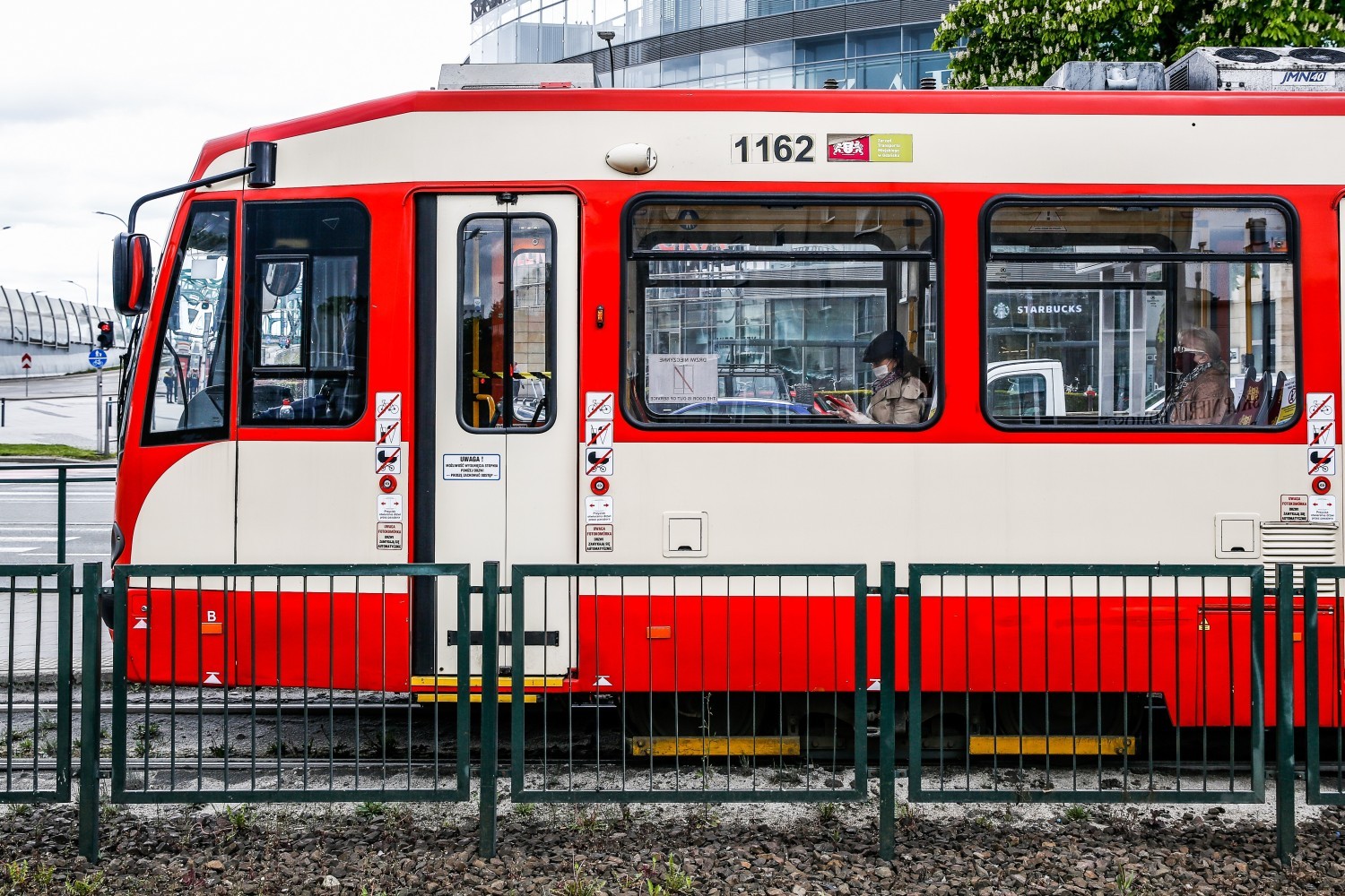 Od poniedziałku, 18 maja więcej pasażerów w autobusach i tramwajach