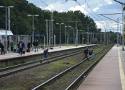 Przebudowany dworzec kolejowy PKP w Goleniowe jest problematyczny? Pasażerowie ryzykują przechodząc przez tory... [ZDJĘCIA]
