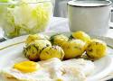 Młode ziemniaki z kefirem i jajkiem sadzonym —  niezawodny klasyk obiadowy. Prosty przepis na lekki i pyszny obiad, jak z dzieciństwa