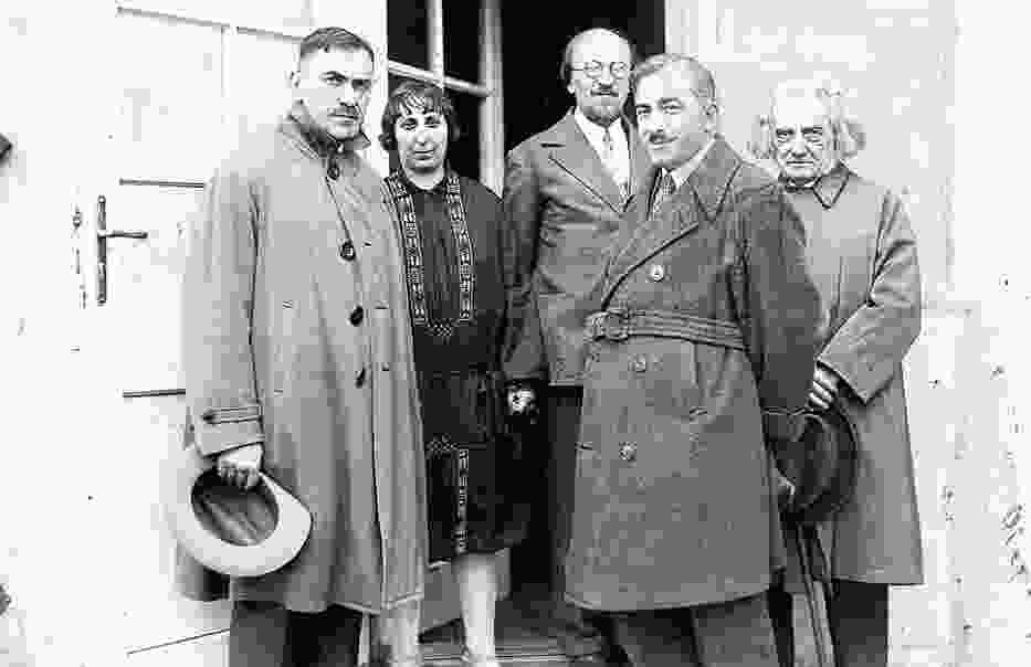 Jadwiga Migowa w otoczeniu kolegów literatów w 1933 roku