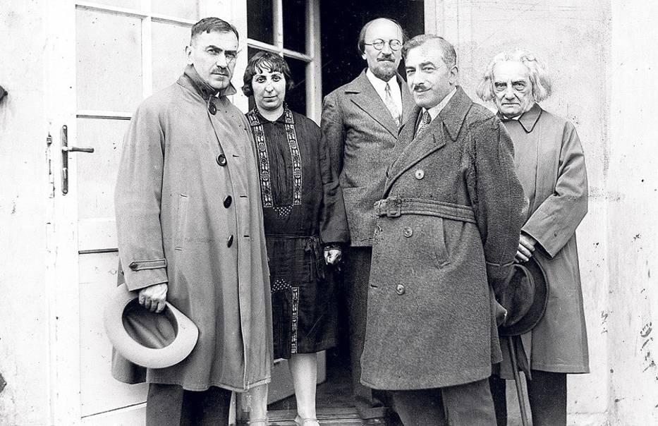 Jadwiga Migowa w otoczeniu kolegów literatów w 1933 roku