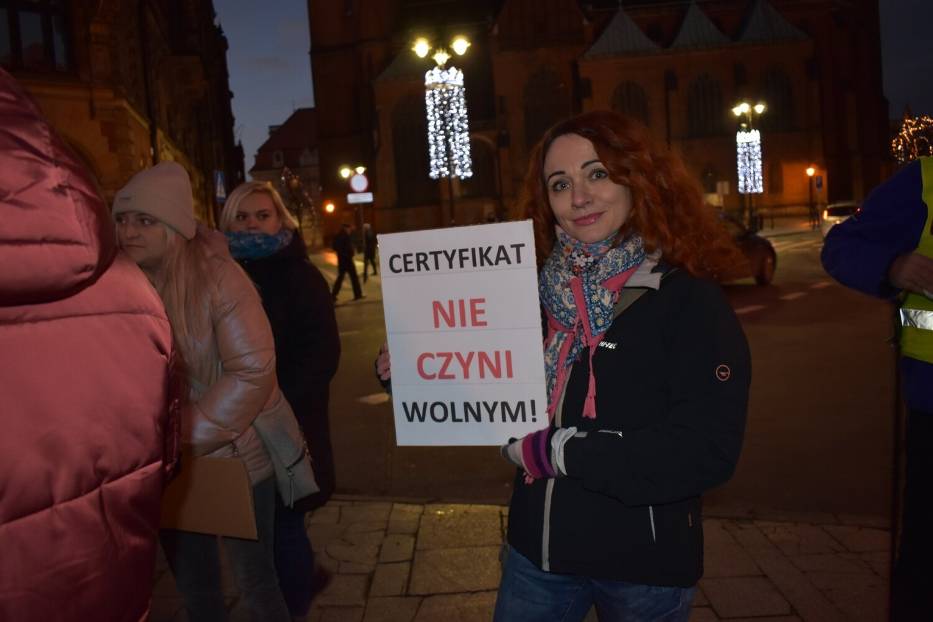 Spontaniczny protest STOP SEGREGACJI SANITARNEJ wyruszył spod legnickiego Ratusza