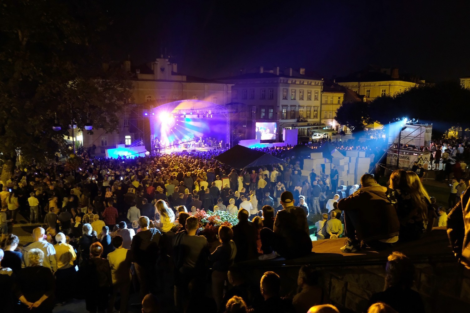 W niedzielę na przemyskim Rynku wystąpili znakomici muzycy z Another Pink Floyd, którzy zagrali utwory z kultowego albumu The Wall – zespołu Pink Floyd