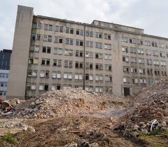 Stary stoczniowy szpital w Gdańsku przestaje istnieć. Trwa wyburzanie. Zdjęcia