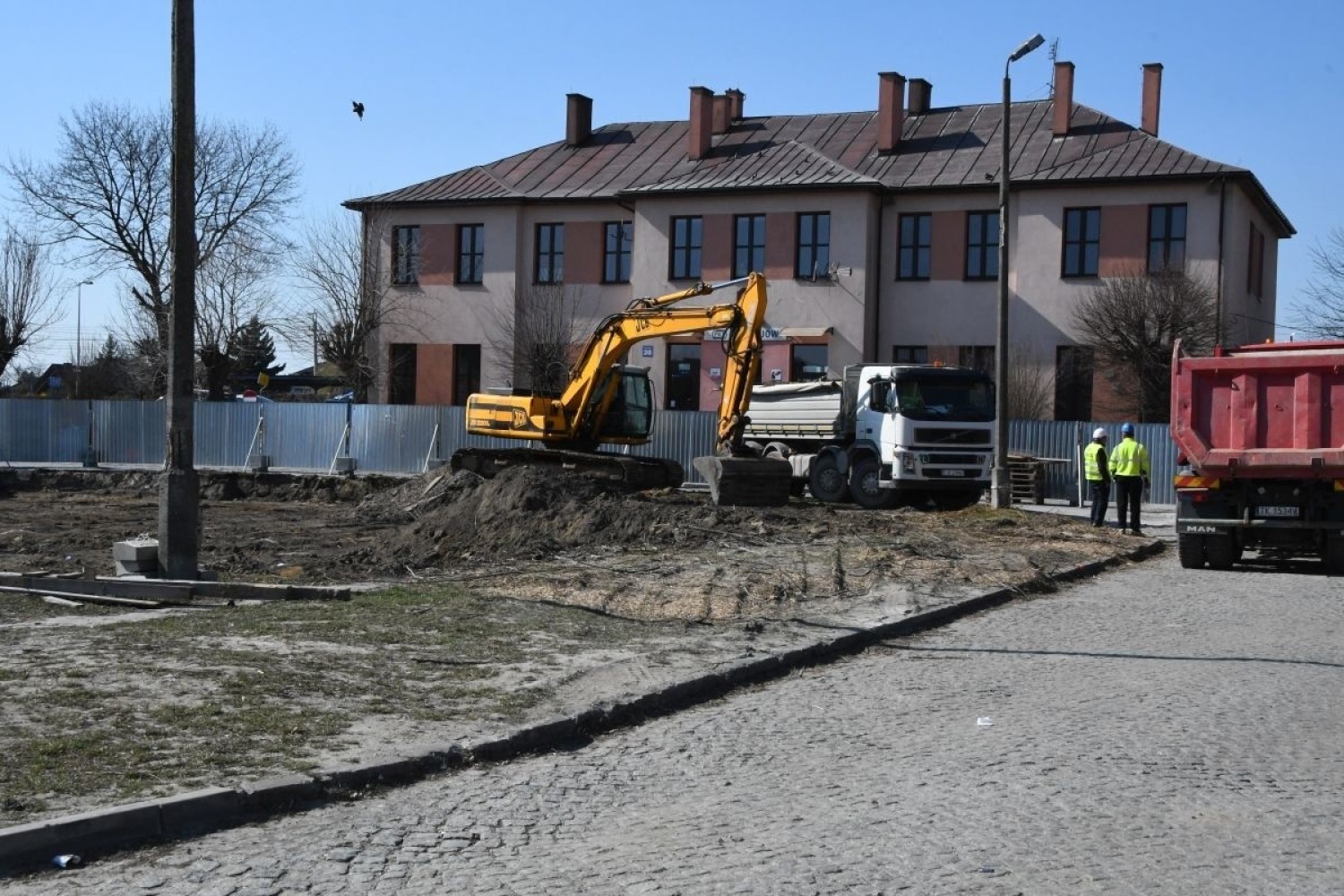 Prace przy budowie Centrum Odprawy Pasażerów w Jędrzejowie w dobie koronawirusa