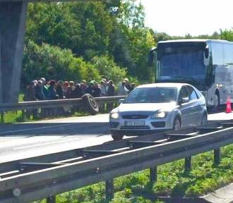 Utrudnienia na autostradzie A4 pod Krakowem. Wystrzał opony w autobusie