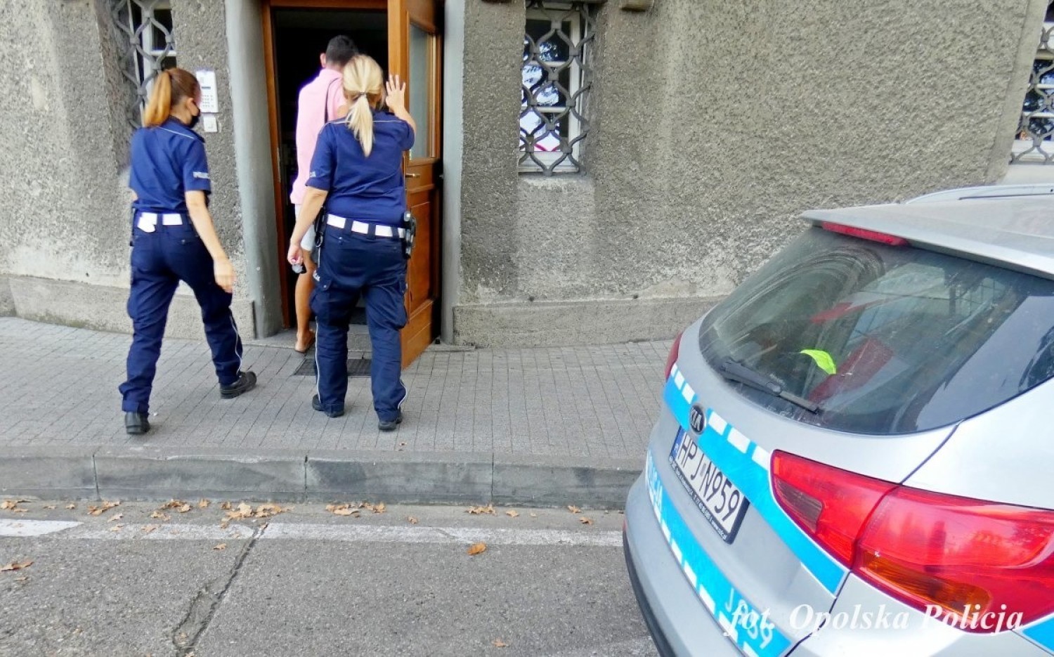 Policjanci z Opola prowadzą profilaktyczne akcje pod szkołami