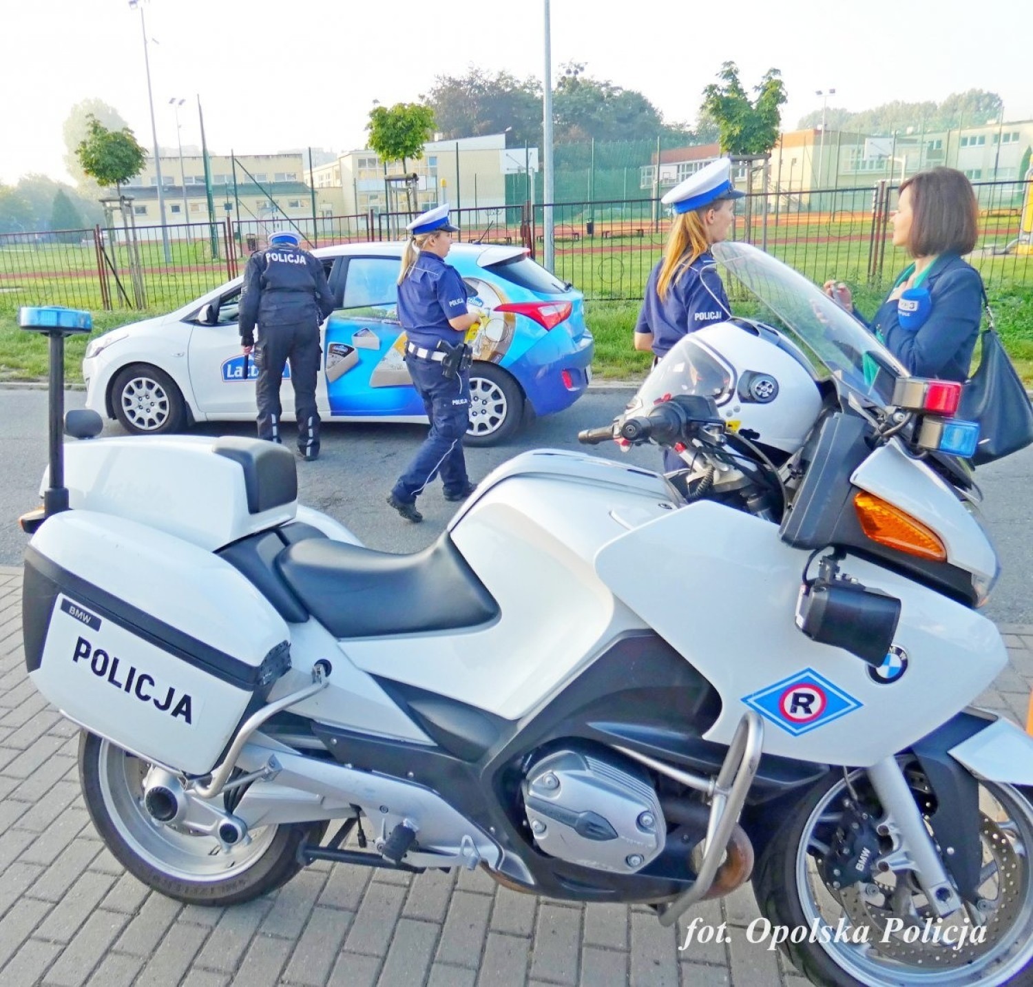 Policjanci z Opola prowadzą profilaktyczne akcje pod szkołami