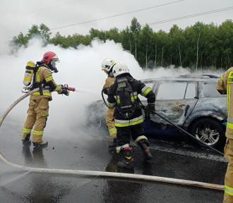 Pożar samochodu na autostradzie. Renault stanął w ogniu