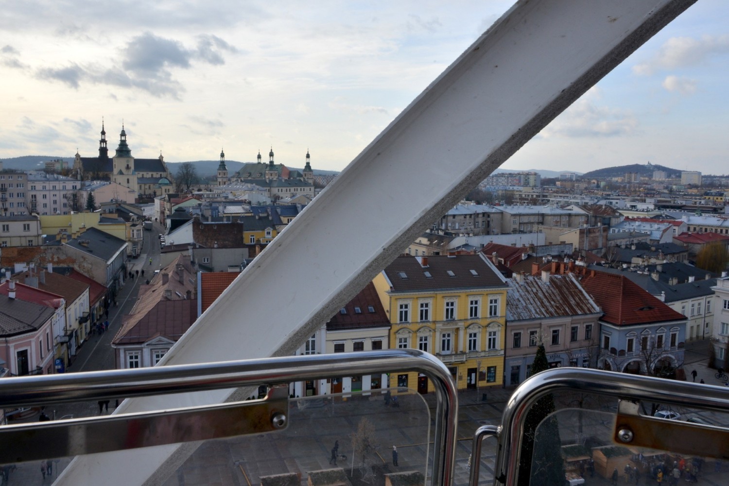 Diabelski Młyn na Rynku w Kielcach już czynny. Już nim jechaliśmy! (WIDEO, ZDJĘCIA)