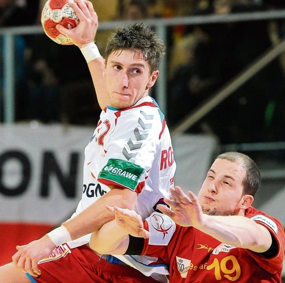 Tomasz Rosiński w jednym z ataków na hiszpańską bramkę podczas wczorajszego meczu