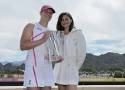 Iga Świątek z kryształowym trofeum za triumf w tenisowym Indian Wells. Sesja zdjęciowa Polki ze słynną aktorką Zendayą