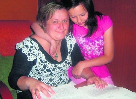 Kinga i Sandra Budzisz ze stertą papierów zebranych przez 12 lat starań o mieszkanie