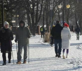 Zimowa niedziela nad zalewem na Borkach w Radomiu, było wielu spacerowiczów (ZDJĘCIA)