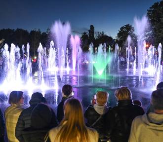 Park Szymańskiego znów zachwyca wieczorami. Na Wolę powróciły kolorowe pokazy fontann