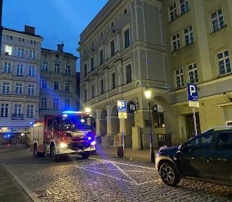 Straż i policja pracują na Rynku w Wałbrzychu. Co się wydarzyło? Zdjęcia