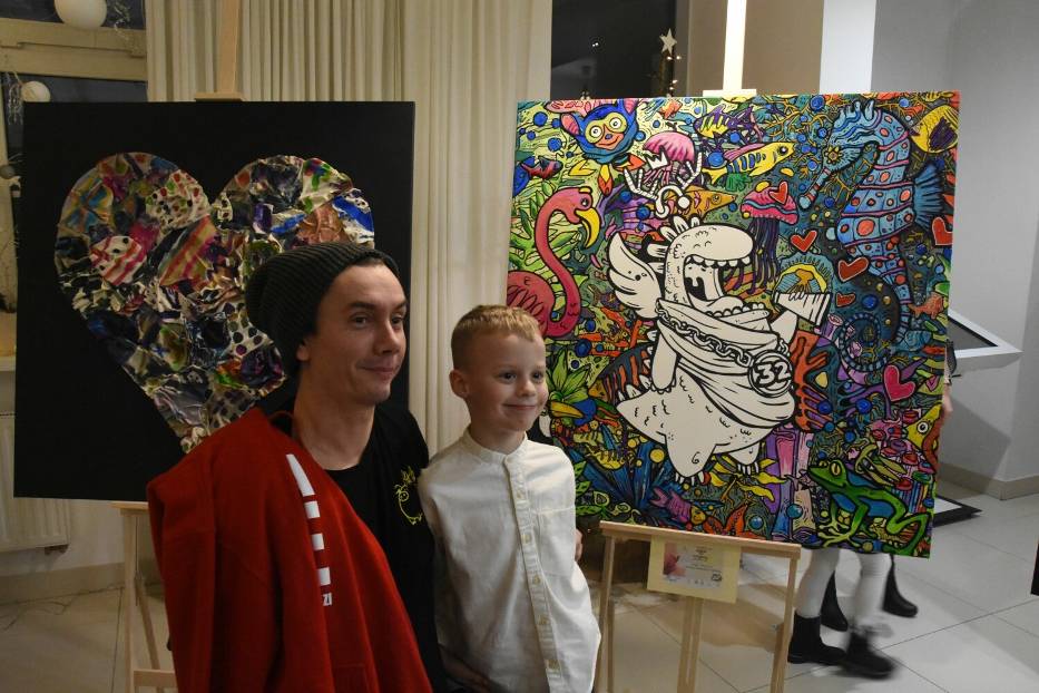 Maluchy z Przedszkola Janka Wędrowniczka i śremscy artyści malowali z sercem. Tak prezentują się efekty ich pracy [zdjęcia]