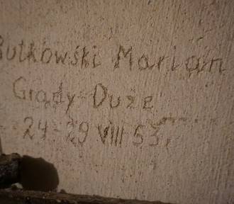 W piwnicach budynku w Łomży wciąż znajdują się napisy wyryte przez katowanych ludzi