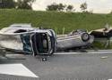Wypadek na Górze Świętej Anny. Laweta z samochodami dachowała na autostradzie A4 i wpadła na przeciwny pas ruchu