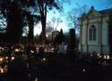 Wszystkich Świętych 2023 w Piotrkowie. Cmentarze rozświetlone światłem zniczy wyglądają zjawiskowo. Zobaczcie ZDJĘCIA