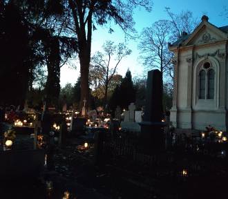 Zjawiskowe zdjęcia piotrkowskich cmentarzy oświetlonych światłem zniczy