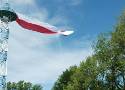 Wielka biało-czerwona flaga  w Katowicach na wieży spadochronowej - ZDJĘCIA. Dzień Flagi w parku Kościuszki!