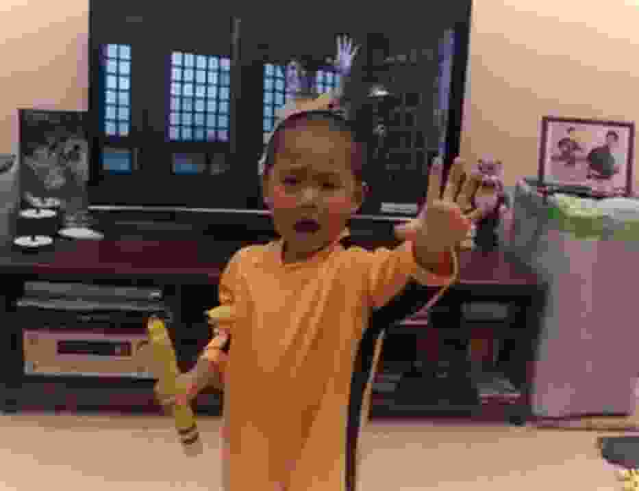 Pięciolatek wywija nunchaku niczym Bruce Lee