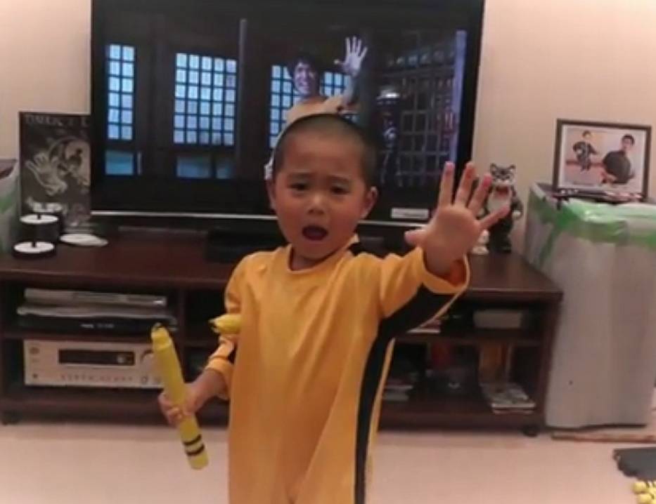 Pięciolatek wywija nunchaku niczym Bruce Lee