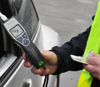 Plaga pijanych kierujących w Ciechocinku. 26-latka uderzyła w zaparkowane auto