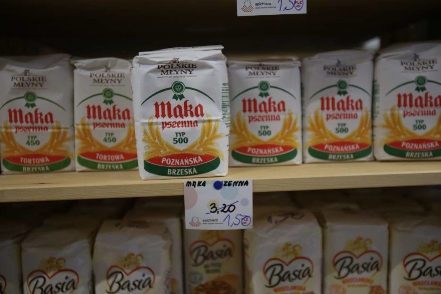 Хлеб за 0.5 злотых, а масло - за 2 зл. Социальный магазин в Варшаве