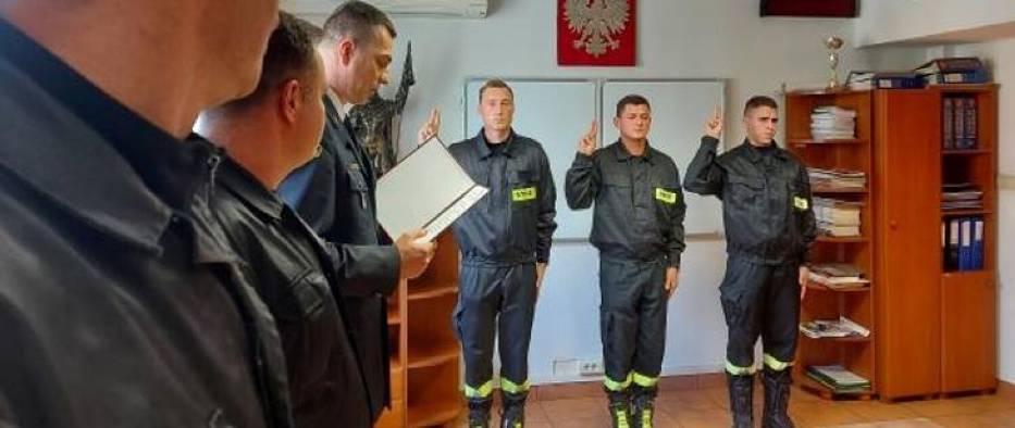 Nowi strażacy w Komendzie Powiatowej Państwowej Straży Pożarnej w Oleśnicy 