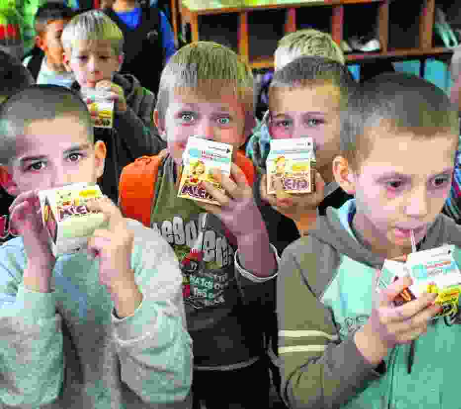 Uczniowie ze Szkoły Podstawowej nr 13 chętnie piją mleko smakowe, np