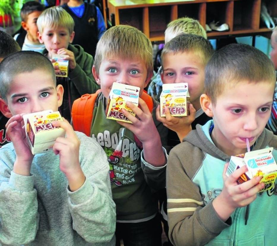 Uczniowie ze Szkoły Podstawowej nr 13 chętnie piją mleko smakowe, np
