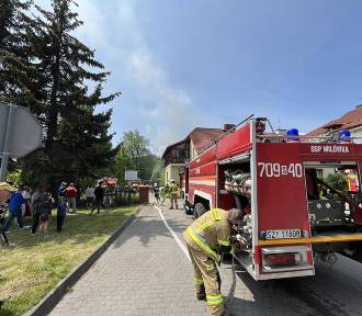 Pożar domu w Milówce. Na miejscu straż prowadzi działania ratunkowo-gaśnicze