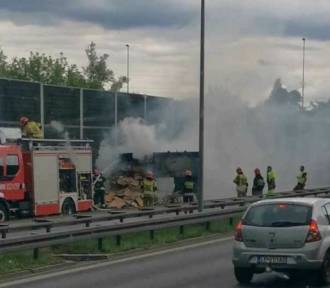 Pożar kartonów na autostradzie A4. Zapaliły się na ciężarówce. Zablokowany pas ruchu