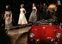 Powraca styl retro i jeden szczególny dodatek. Co zaprezentowano na Fashion Week?
