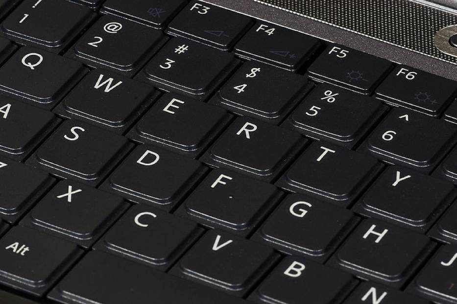 Naklejkę z hasłem i loginem na klawiaturze laptopa premiera zauważyli fotoreporterzy