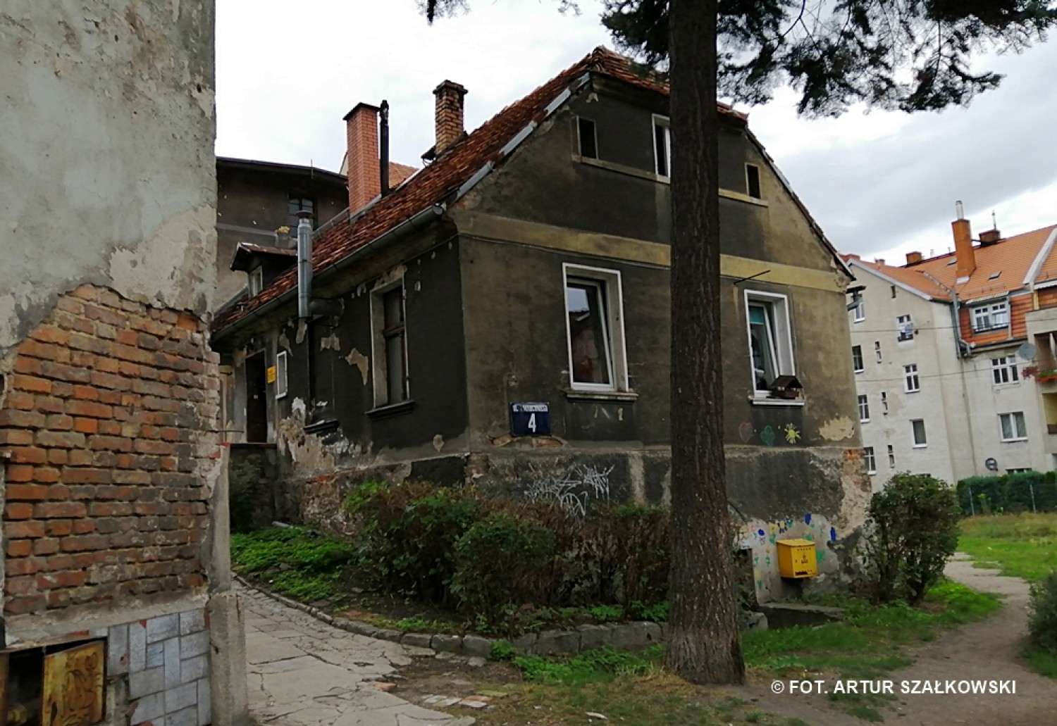 Dom przy ul. Marconiego 4 w Wałbrzychu, w którym mieszkał Andrzej Beja-Zaborski