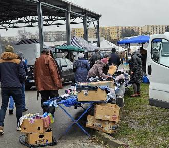 Duży ruch na targu w Staszowie. Są ozdoby wielkanocne, co jeszcze kupowano? (FOTO)