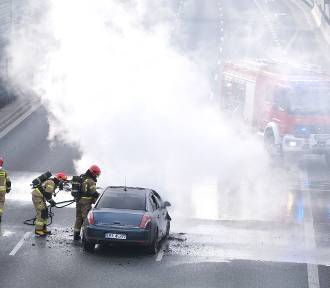 Pożar samochodu na trasie S8. Spłonął samochód osobowy na jezdni w kierunku Poznania