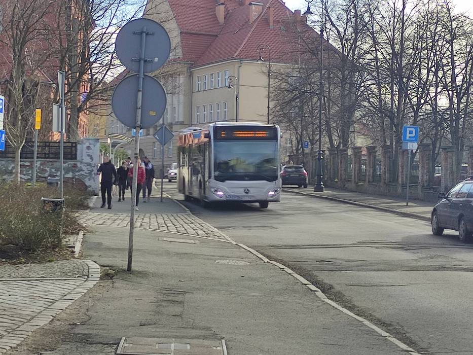 Najnowocześniejsze autobusy z napędem elektrycznym, hybrydowym i na gaz jeżdżą po Wałbrzychu i... znikają. To tylko testy - zdjęcia