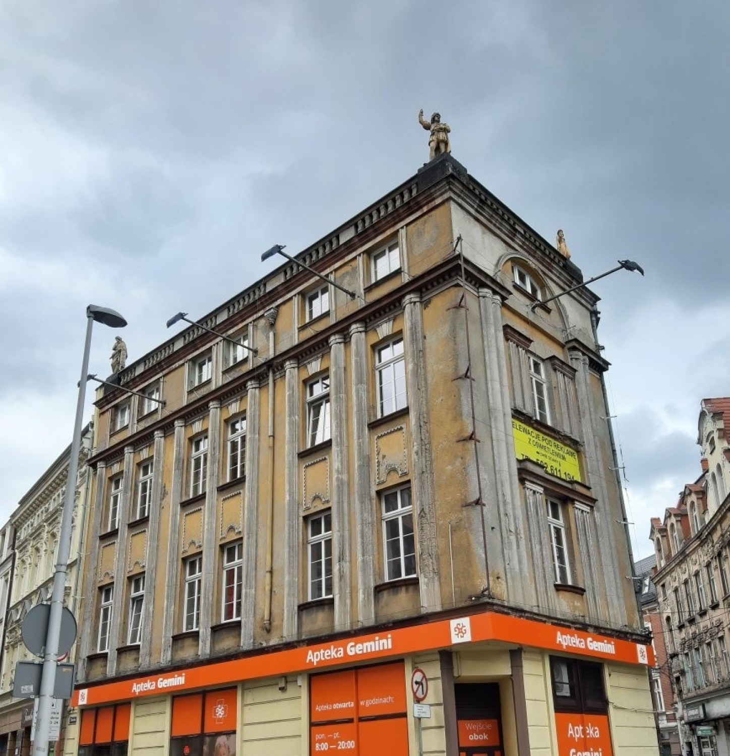 Władze Bytomia walczą z wielkogabarytowymi reklamami na elewacjach zabytkowych kamienic
