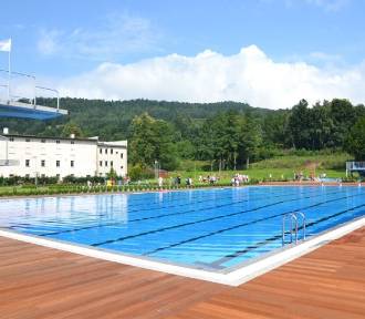 Basen miejski w Nowej Rudzie zaprasza w wakacje 2023. Bezpłatny, ale z ograniczeniem